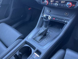Audiのシフトレバーは、高級感と先進技術を反映したデザインが特徴です。オートマチックトランスミッションやデュアルクラッチトランスミッション(Sトロニック)を採用しております。