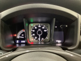 スピードメーターとタコメーターを大きく配した見やすいメーター部になっています。右側のインフォメーション画面でオドメーターや燃費などの情報を確認できます。