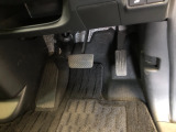 【運転席】アクセル、ブレーキはこのようになっております。