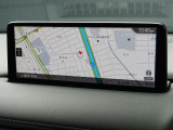 マツダコネクトの10.25インチワイドセンターディスプレイです。『Android Auto』『Apple CarPlay』や独自のコネクテッドサービスに対応したインターフェイスシステムです。