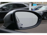 サイド アシスト プラスは、車線変更時後方の死角にいる他車の存在をインジケーターで知らせてくれます。またインジケーターに気づかずステアリングを切ると自動的にステアリングを逆方向に補正します