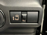 【運転席パワースライドドアスイッチ】運転席から後席のドアの開閉の操作を行うことができます。