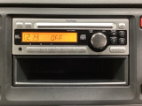 純正CDチューナーにはAUX入力端子がついてますので外部入力から音楽などを楽しめます。その下には1DIN分の小物入れがついています。CDケースなどを入れるのに便利です。