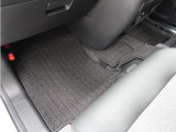 Honda認定中古車に新品の純正フロアマットを装着しました。気分よくドライブをお楽しみいただけます♪