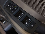 当社BMW認定中古車は全車保証付きでございます。また保証料金や整備費用はお見積書内の諸費用・税金に追加計上する事はございません。認定中古車保証付きのお支払総額でお見積りご依頼の上、他店とお比べください