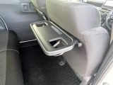 運転席・助手席後ろにシートバックテーブルも装備!!ドリンクや軽食、PC作業にも使えて移動中も快適。家族も仕事もどちらにも便利です!!