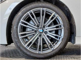 【BMWアロイホイル】軽量かつ強度に拘ったアロイホイル。走行性能ポテンシャルを引き出す設計。車の足元を引き締めてくれる大きなポイントはアロイホイルです。