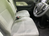 運転席と助手席は明るい色合いのシートで、座面にもゆとりを感じる空間です。前方の視界を確保しやすく、足元も広く使えるため、毎日の移動を落ち着いて過ごせます。