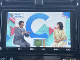 テレビ番組を画面に表示でき、停車中の休憩時間にも映像を楽しめます。画面がセンターに配置されており、車内で過ごす時間に情報や娯楽を加えられる装備です。