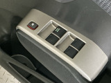 運転席のスイッチで全てのウィンドウの開閉操作を行うことができます。ロックボタンをONにしておくと、運転席以外のウィンドウは作動しないのでお子様を乗せているときなども安心ですね♪