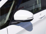 【ドアミラーウインカー】ドアミラーにウインカーを装備しています。対向車に自身の進行方向を合図し安全に運転できます。