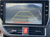 後方の様子を画面で確認でき、駐車時の後退操作をサポートします。ガイド線も表示されるため、駐車枠に合わせる際の目安として便利です。周囲を直接確認しながらご活用ください。