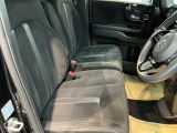 ベンチシートは、運転席と助手席の移動もスムーズ! 狭い駐車場での乗り降りや、お子様の乗り降りにも便利です。
