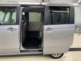 両側パワースライドドア付き!狭い駐車スペースなどでの乗り降りラクラク♪小さなお子さまのいるご家庭には嬉しい装備です。