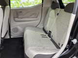 後席には明るい色合いのシートを採用し、車内に開放感をもたらしています。窓から外を見渡しやすく、足元にもゆとりが感じられるため、同乗者にも快適な空間です。