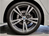 【BMWアロイホイル】軽量かつ強度に拘ったアロイホイル。走行性能ポテンシャルを引き出す設計。車の足元を引き締めてくれる大きなポイントはアロイホイルです。