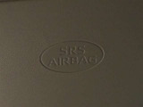 フロントSRSエアバッグは車両前方から乗員が重大な傷害を受けるおそれのある大きな衝撃を受けた場合に作動し、シートベルトが身体を拘束する働きと併せて前席乗員の頭部や胸部などへの衝撃をやわらげる装置です。