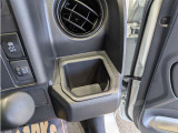 便利なカップホルダーを装備しています。 缶ジュースを開けて運転していると振動で倒れないかヒヤヒヤ、意外と置き場に困るもの。 意外に重要な装備ですね。
