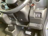 左側に高速で便利なETCがあり、また、便利な電動スライドドア、横滑りを防ぐVSAなどのスイッチは、運転席の右側、手の届きやすい位置にあります。