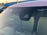 前方の車両や歩行者を検知し、衝突のおそれがあると判断すると、ブザー音やメーター内の表示によって警告。衝突の可能性が高まると、自動でブレーキをかけ、被害軽減を図ります。