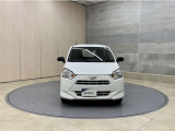 お車購入のポイントとなるフロントマスクです!シャープな目つきが印象的なデザインのヘッドランプです。