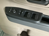 運転席のスイッチで全てのウィンドウの開閉操作を行うことができます。ロックボタンをONにしておくと、運転席以外のウィンドウは作動しないのでお子様を乗せているときなども安心ですね♪