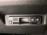 ハンドルの右下にETCがついています。高速道路の料金所の通過も楽々です!。 カードの取り出しもしやすい場所についています。