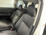 素材の確かさと心地いいフィット感が座った瞬間に伝わってくるシート。運転席も助手席もリラックスしてゆったり座れます。