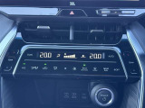 左右独立温度コントロール付きオートエアコンで運転席も助手席も快適♪