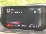 テレビのチャンネル情報が表示され、停車中に映像やテレビを視聴する際に活用できます。画面上で番組関連の項目も確認でき、休憩時間などに車内で過ごす場面に便利です。