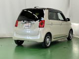 後席の窓には外から車内が見えにくくなるプライバシーガラスを採用。周りを気にせずリラックスして過ごせます