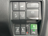 【両側スライドドア】駐車場で隣の車との間隔が狭く乗りにくい時、スライドドアなら安心!ドアオープン時も幅を取らず、開口部が広いので乗り降りがとっても簡単です。大きな荷物の出し入れも後席から可能♪