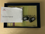 メンテナンスノート【点検整備記録簿・保証書】、取説も揃ってます。スマートキーはバッグなどにしまったままボタン操作でエンジン始動・停止やハイブリッドシステムの起動や停止ができて大変便利です