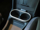ある程度の深さがあり、標準的なサイズのペットボトルや缶コーヒーを入れても、コーナリング中に飛び出す心配がほとんどありません。 運転の邪魔にならない位置にあり、スムーズに飲み物の出し入れができます!