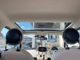 ●ガラスルーフ:大迫力のガラスルーフは、後部座席にまで続いており、開放的な空間をお楽しみいただけます。