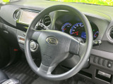 握りやすい形状のステアリングに、手元で操作できるボタンを備えています。運転姿勢を保ちながら必要な操作に手が届きやすく、日々の移動でも扱いやすい装備です。