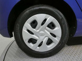 スタイリッシュな純正ホイールキャップ付きのお車になります!!