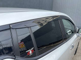 プラスチックバイザーが付属されておりますので、雨の日でも窓を開けることができてとても便利です。