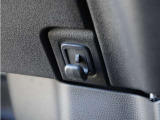 【フック】買い物袋やゴミ袋をひっかけるのに便利です。お近くのホンダカーズ総社までお越しください。