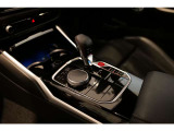 M専用シフトノブを備えた8速Mステップトロニック。Drivelogicの3段階変速設定に加え、ROAD・SPORT・TRACKのM MODEを備え、走行シーンに応じた設定を楽しめます。
