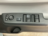 【パワーウィンドウスイッチ】ワンタッチで、パワーウインドウやドアミラーを操作できます。ドアポケットにはドリンクホルダーもございます。