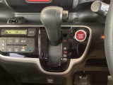 自然に手が届き、操作性の良いインパネシフトに、パーキングブレーキはフットブレーキタイプなので、運転席と助手席の間はすっきりしています。