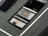 スイッチひとつで作動するエレクトロニックパーキングブレーキ。オートホールド機能で停止時のドライバー負担を軽減します。