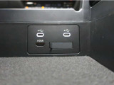 アームレストを開けば、中は収納スペースになっています。USBに対応しています。