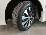 フロントタイヤの溝も十分に残っております。195/60R16となっております。