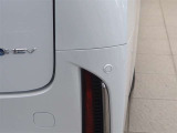 《インテリジェンスクリアランスソナー》駐車時など、低速走行時における衝突を緩和(ブレーキとアクセルを踏み間違えても、被害軽ブレーキをかける装置です。