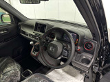クッション性とホールド性あるドライビングシートを採用しており、長時間の運転も疲れにくいです。