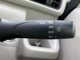 レバーには操作位置を示す表示があり、運転中も手元で確認しやすい仕様です。周辺のスイッチ類とまとまって配置され、日常の運転時に必要な操作を行いやすくなっています。