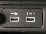 【USBポート】USBポートも装備されています、スマートフォンの充電やオーディオに連携も可能です、今や欠かせない装備の一つです!