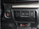 ボタンでエンジン始動が可能な、プッシュスタート機能搭載!もしもの時の、盗難警報装置イモビライザーも同時に装備されております! キーレスのボタン、もしくは、ドアハンドルのスイッチセンサーで開閉可能です!